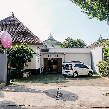 Super Oyo 353 Loesje Guest House Syariah Malang Zewnętrze zdjęcie