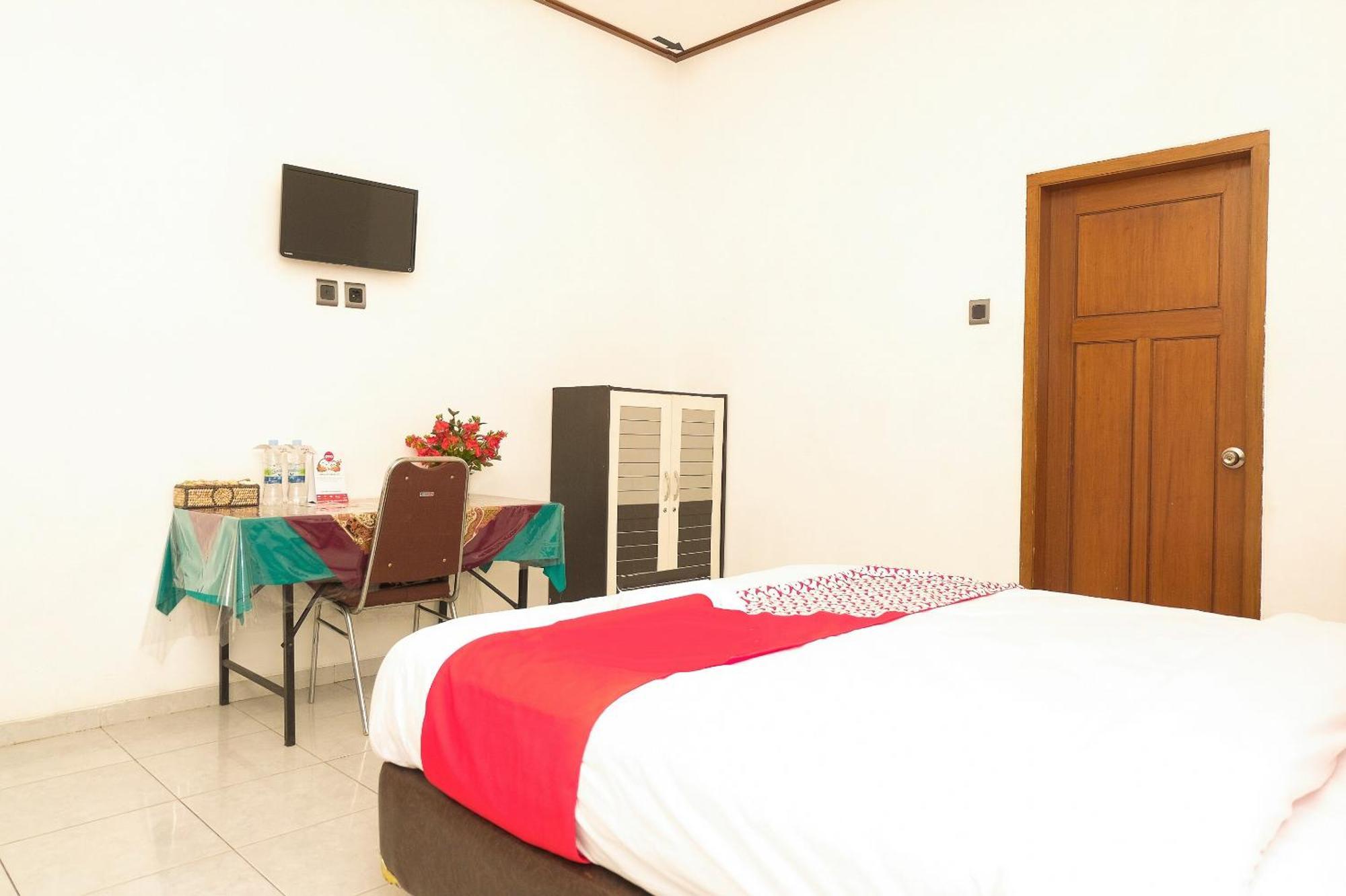Super Oyo 353 Loesje Guest House Syariah Malang Zewnętrze zdjęcie