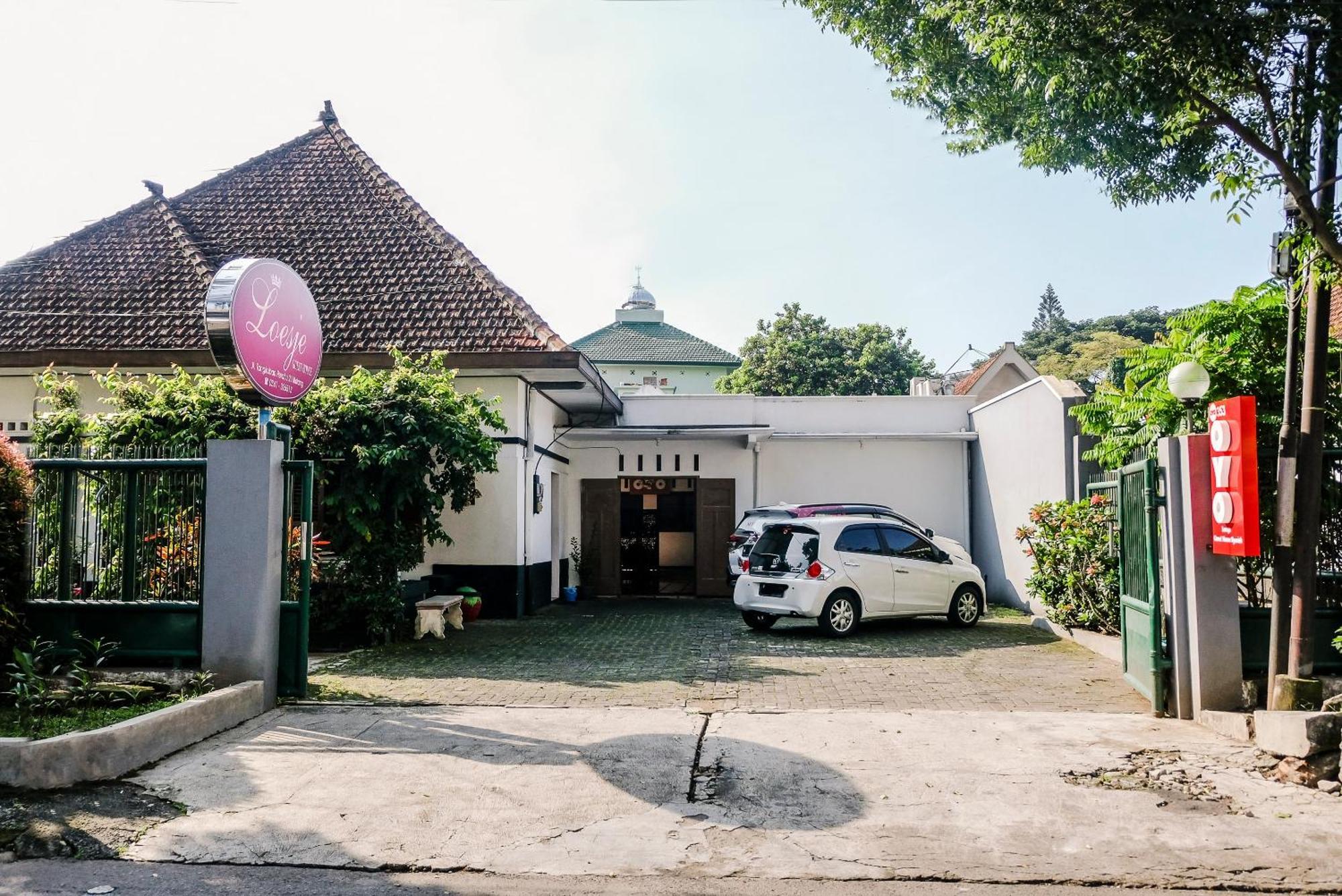 Super Oyo 353 Loesje Guest House Syariah Malang Zewnętrze zdjęcie