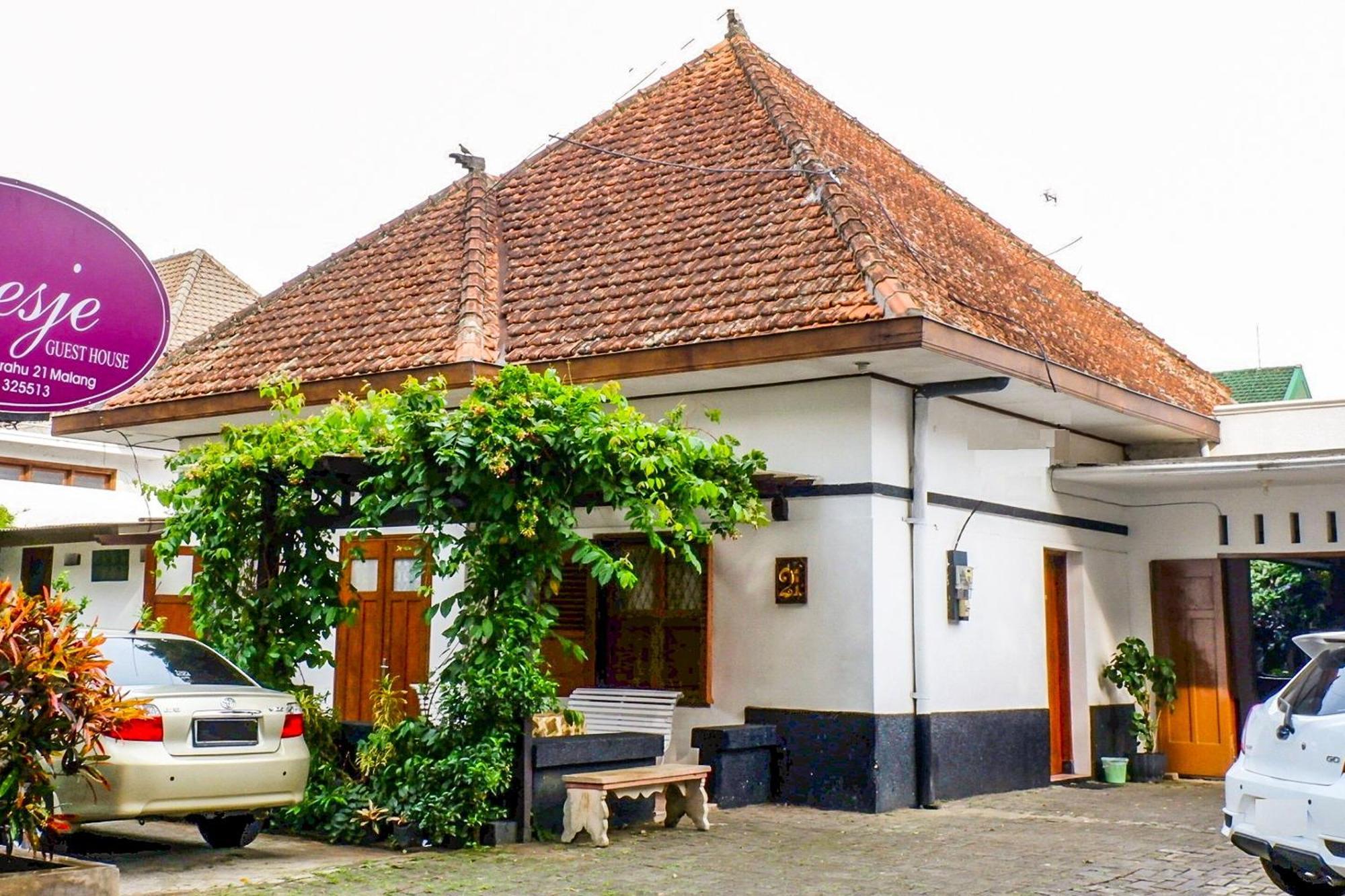 Super Oyo 353 Loesje Guest House Syariah Malang Zewnętrze zdjęcie