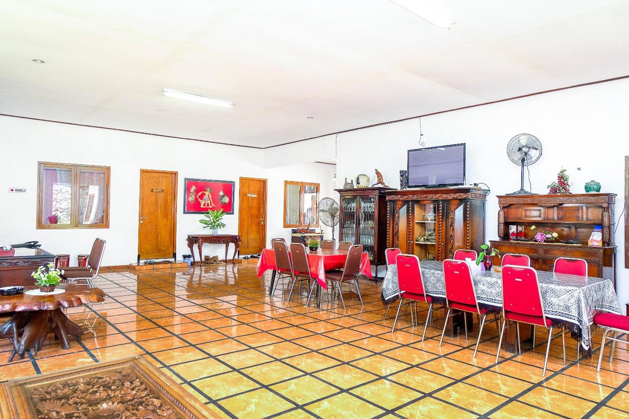 Super Oyo 353 Loesje Guest House Syariah Malang Zewnętrze zdjęcie