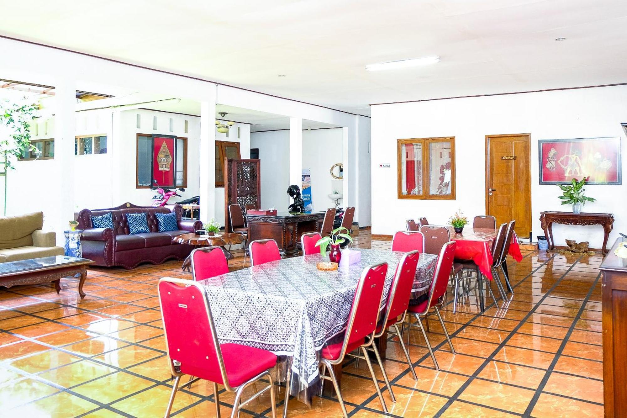 Super Oyo 353 Loesje Guest House Syariah Malang Zewnętrze zdjęcie
