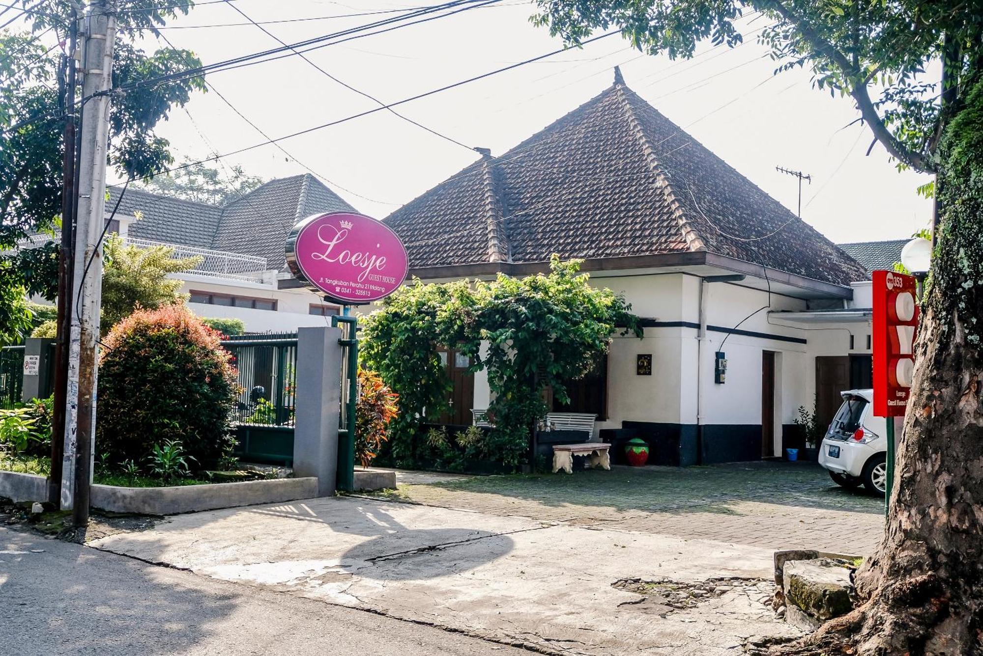 Super Oyo 353 Loesje Guest House Syariah Malang Zewnętrze zdjęcie